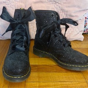 Dr. Martens 1460 Farrah in Black — size 10 — SO GLITTERY!